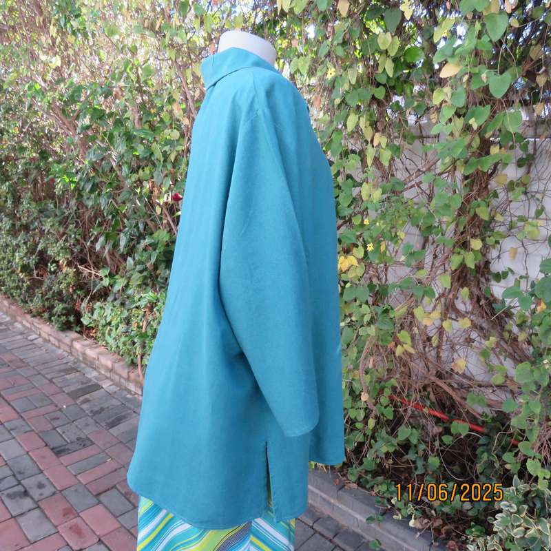 Teal colour linen-viscose blend button down top. Open collar. Size 48. Used.
