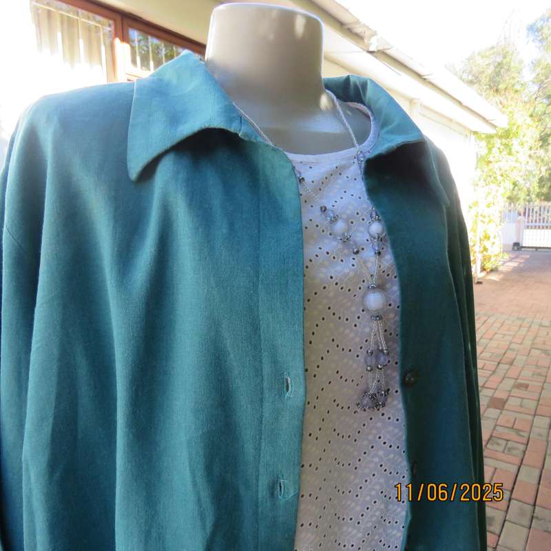 Teal colour linen-viscose blend button down top. Open collar. Size 48. Used.