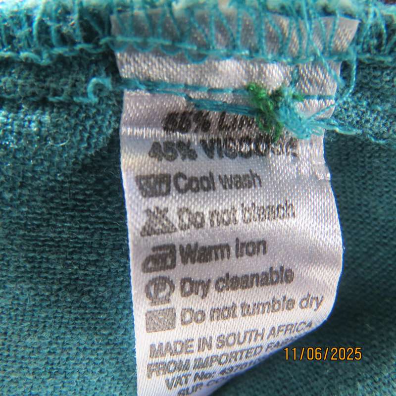 Teal colour linen-viscose blend button down top. Open collar. Size 48. Used.