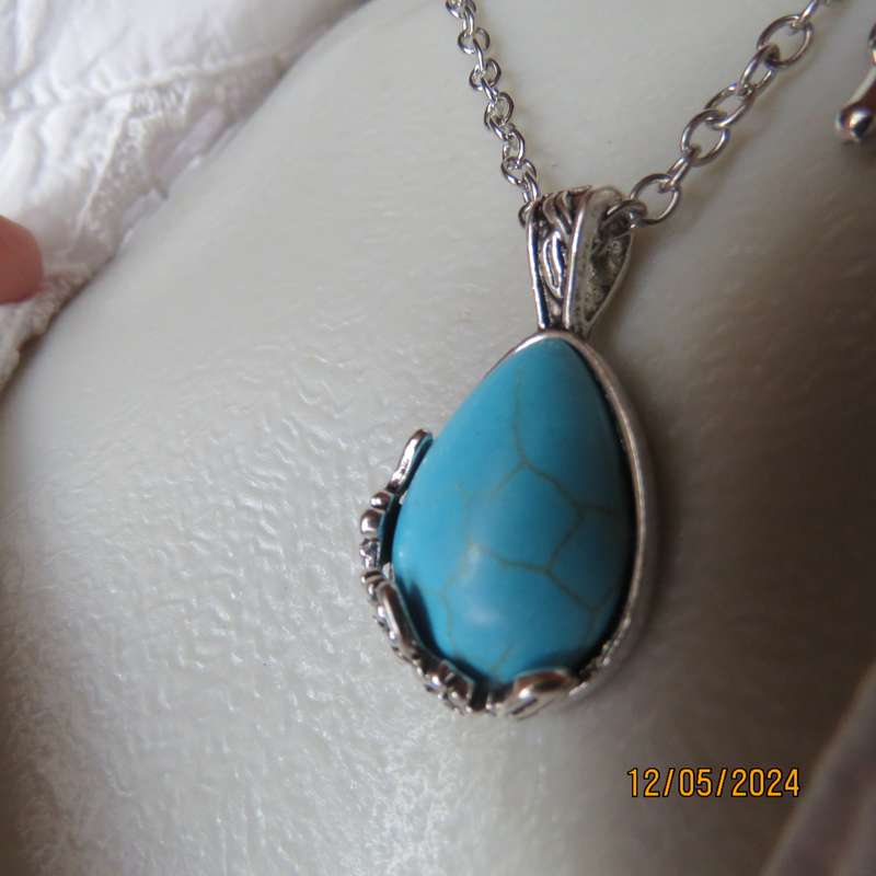 Beautiful fashion silver chain and turquoise stone pendant. Day or evening wear. New item.