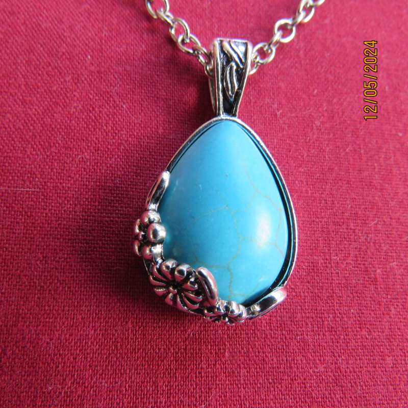 Beautiful fashion silver chain and turquoise stone pendant. Day or evening wear. New item.