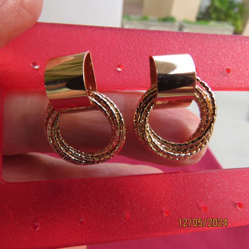Very cute and pretty golden earrings with 7 small rings moving around. New item