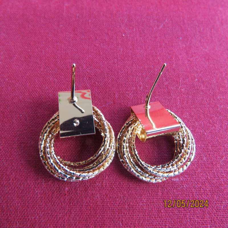 Very cute and pretty golden earrings with 7 small rings moving around. New item