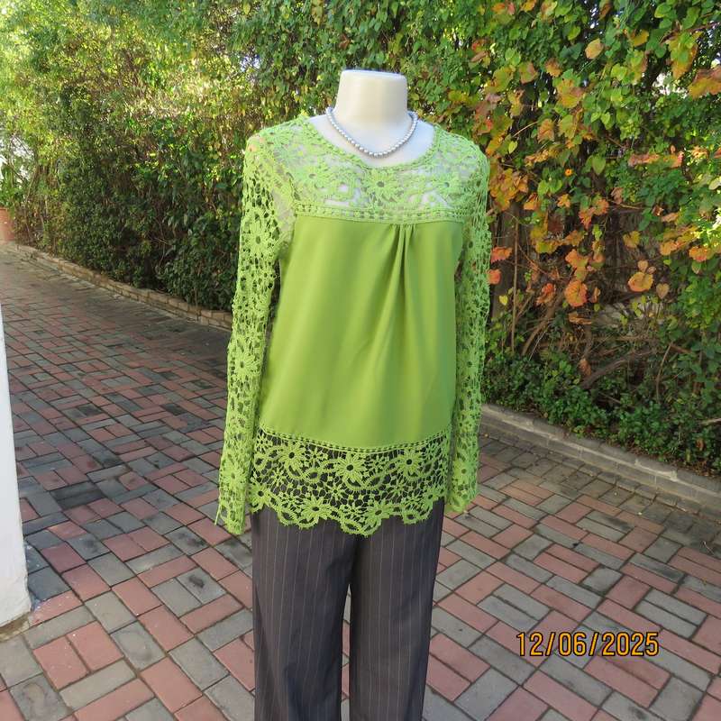 Kelly green special occasion slip over top in polyester and luxury lace. Size 34