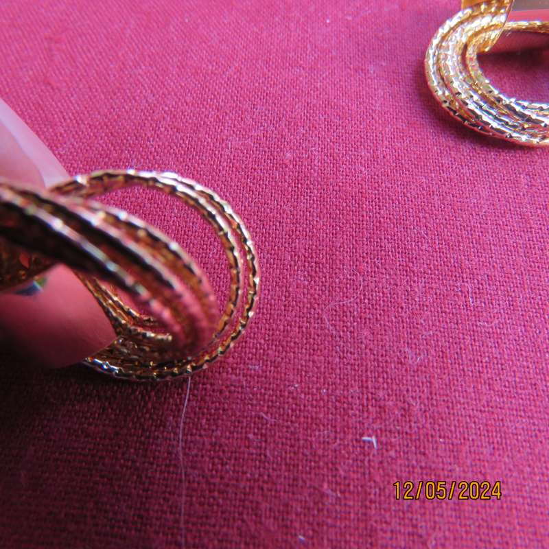 Very cute and pretty golden earrings with 7 small rings moving around. New item