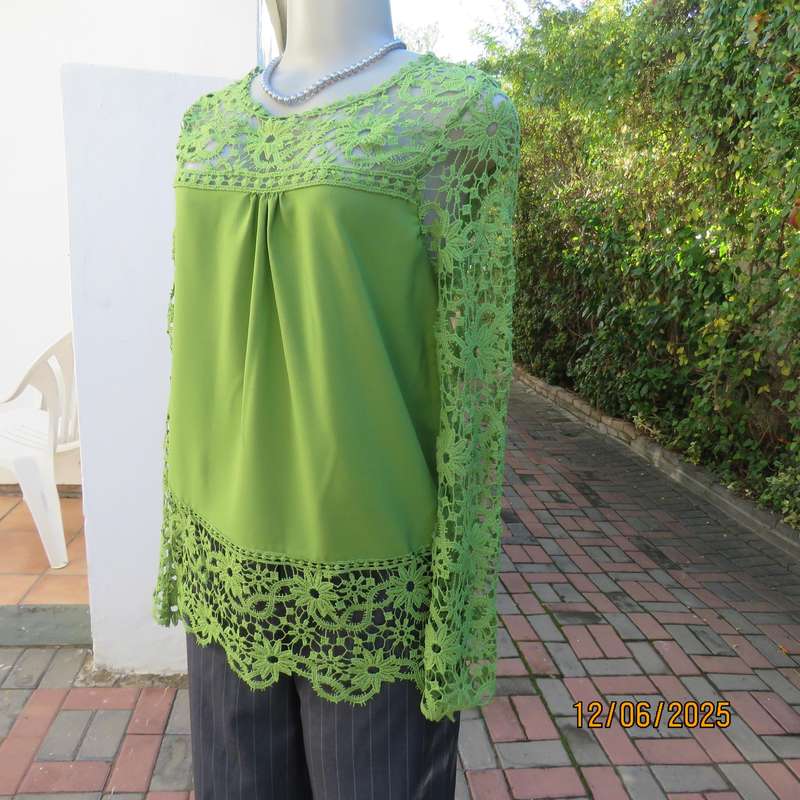 Kelly green special occasion slip over top in polyester and luxury lace. Size 34