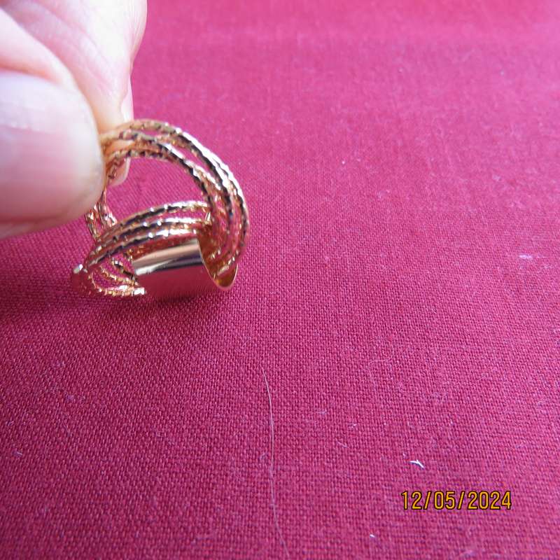 Very cute and pretty golden earrings with 7 small rings moving around. New item