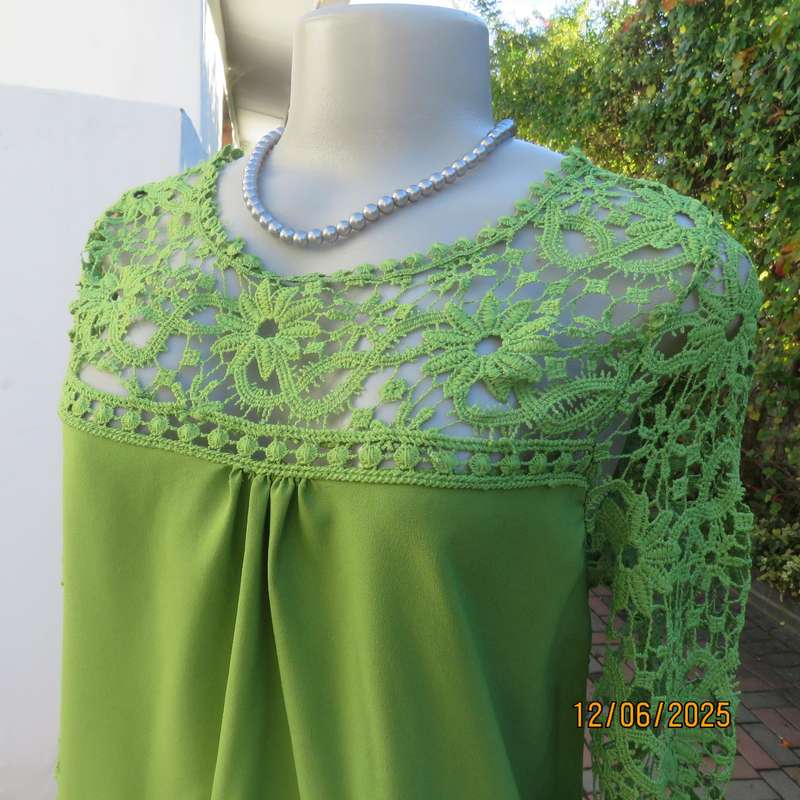 Kelly green special occasion slip over top in polyester and luxury lace. Size 34
