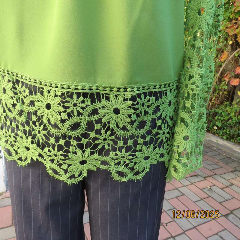 Kelly green special occasion slip over top in polyester and luxury lace. Size 34