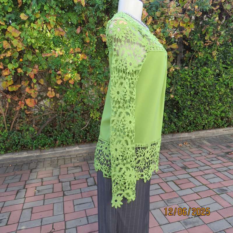 Kelly green special occasion slip over top in polyester and luxury lace. Size 34