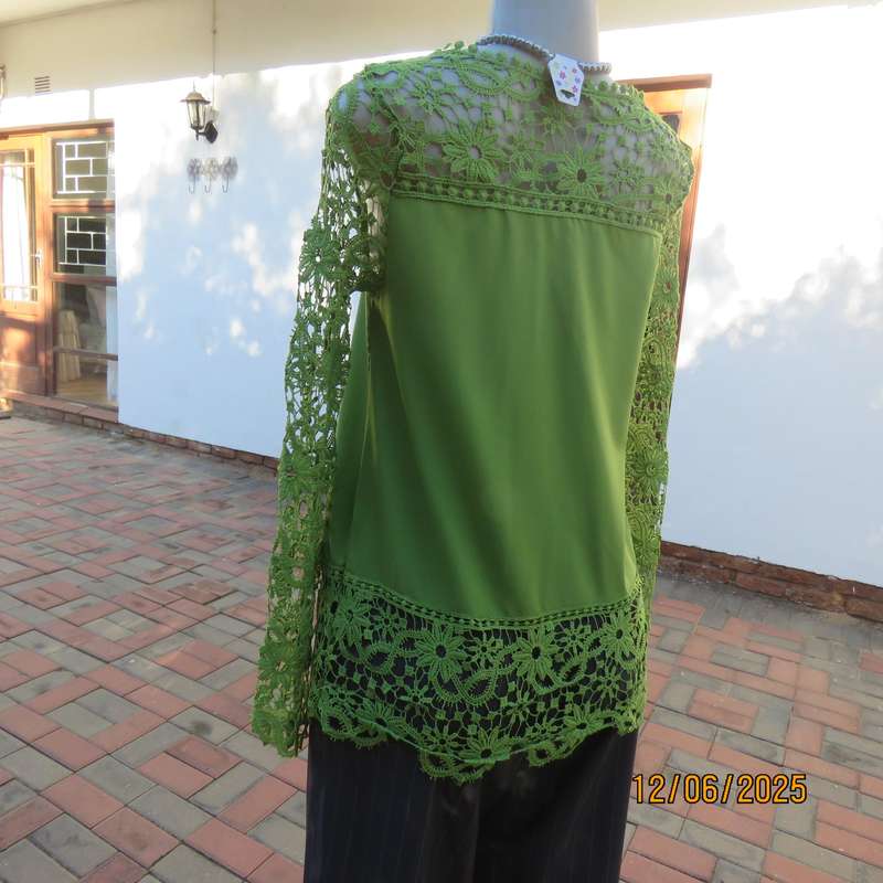 Kelly green special occasion slip over top in polyester and luxury lace. Size 34