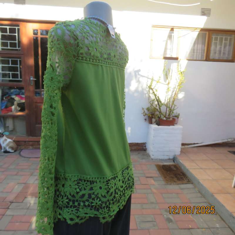 Kelly green special occasion slip over top in polyester and luxury lace. Size 34