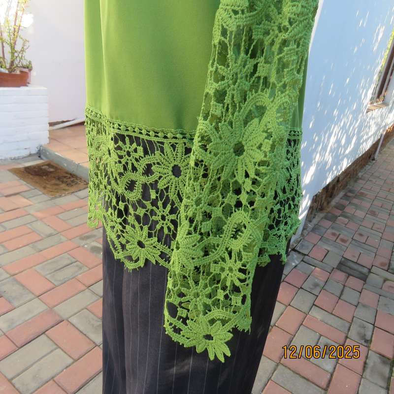 Kelly green special occasion slip over top in polyester and luxury lace. Size 34