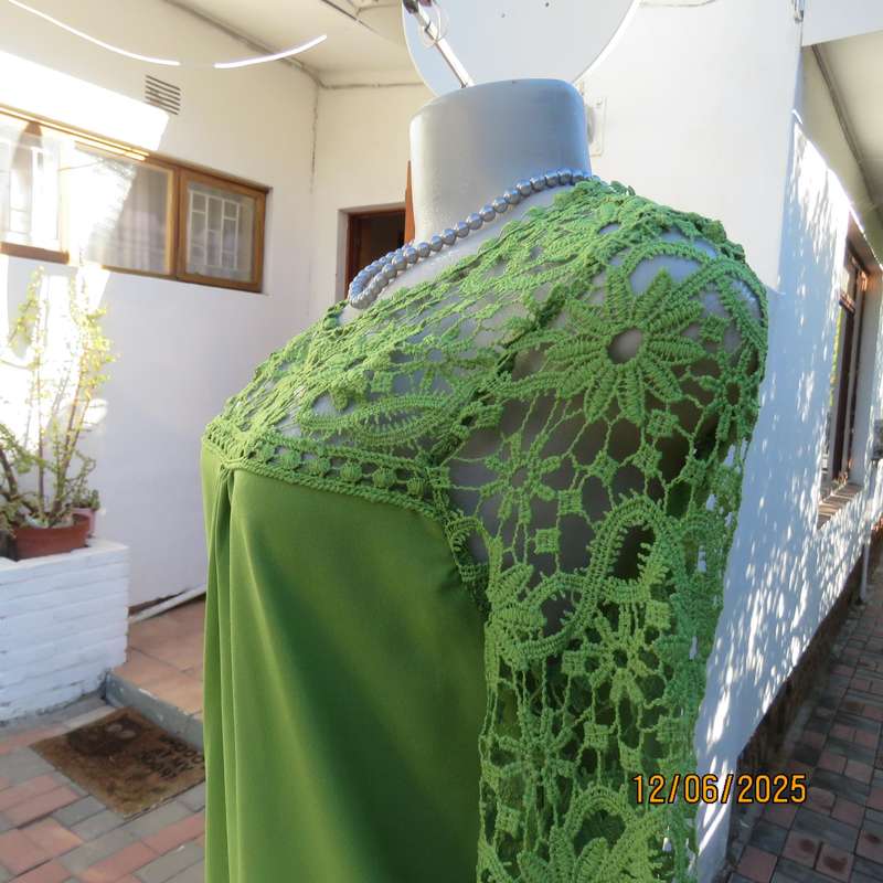 Kelly green special occasion slip over top in polyester and luxury lace. Size 34