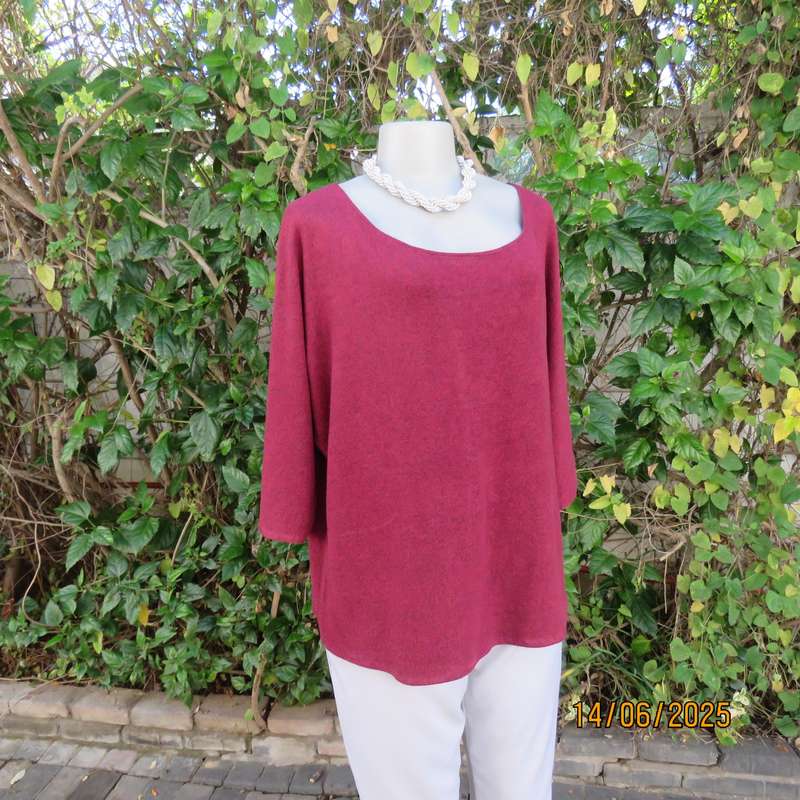 Mottled maroon-black slip over scooped neck dolman sleeve very soft top. Size 42