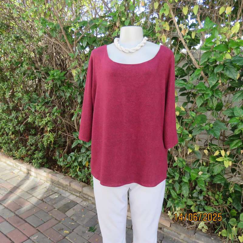 Mottled maroon-black slip over scooped neck dolman sleeve very soft top. Size 42