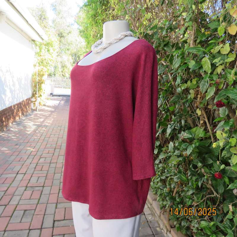 Mottled maroon-black slip over scooped neck dolman sleeve very soft top. Size 42