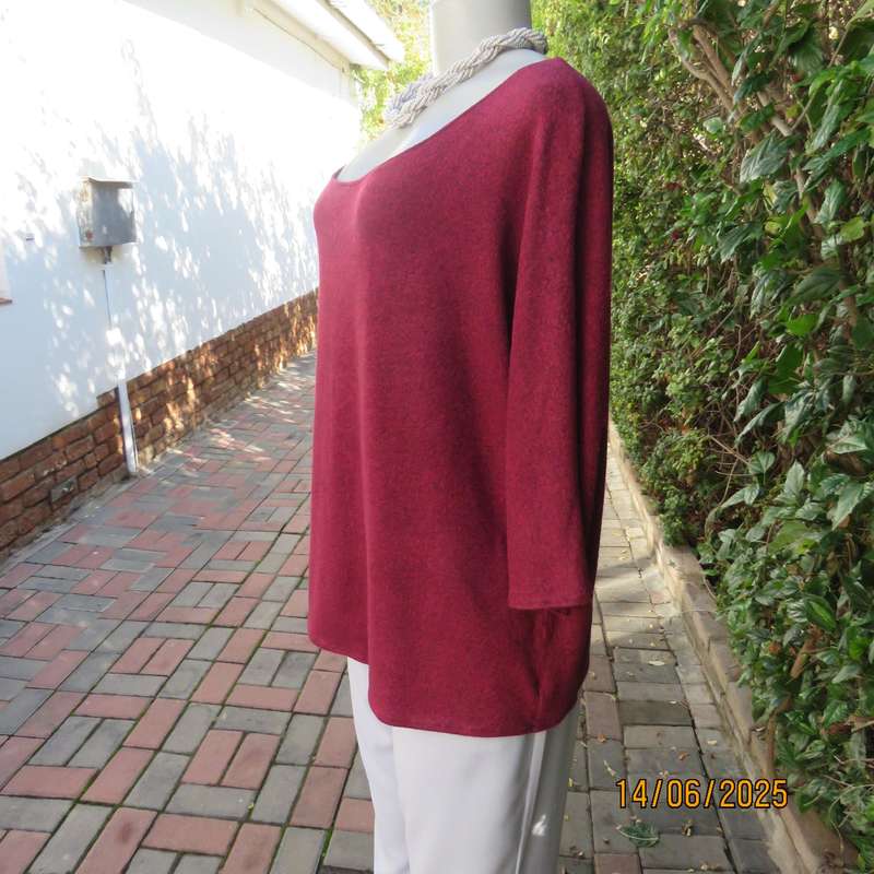 Mottled maroon-black slip over scooped neck dolman sleeve very soft top. Size 42