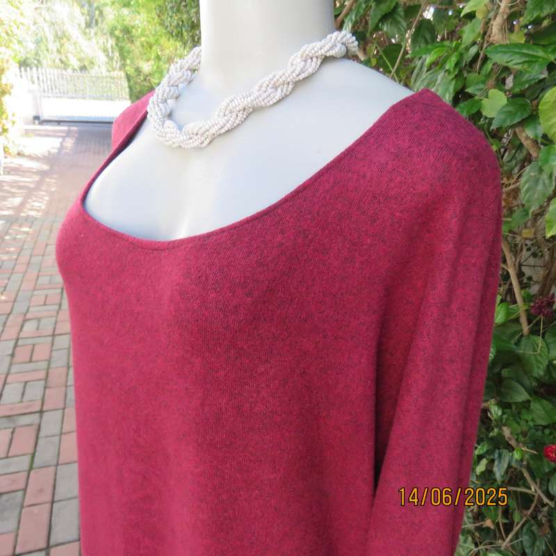 Mottled maroon-black slip over scooped neck dolman sleeve very soft top. Size 42