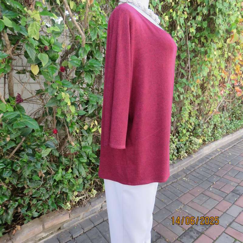 Mottled maroon-black slip over scooped neck dolman sleeve very soft top. Size 42