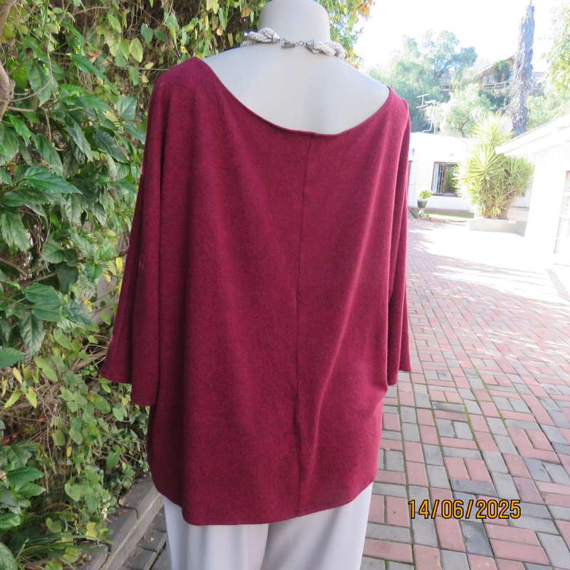 Mottled maroon-black slip over scooped neck dolman sleeve very soft top. Size 42