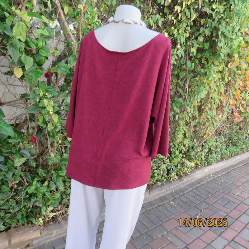 Mottled maroon-black slip over scooped neck dolman sleeve very soft top. Size 42