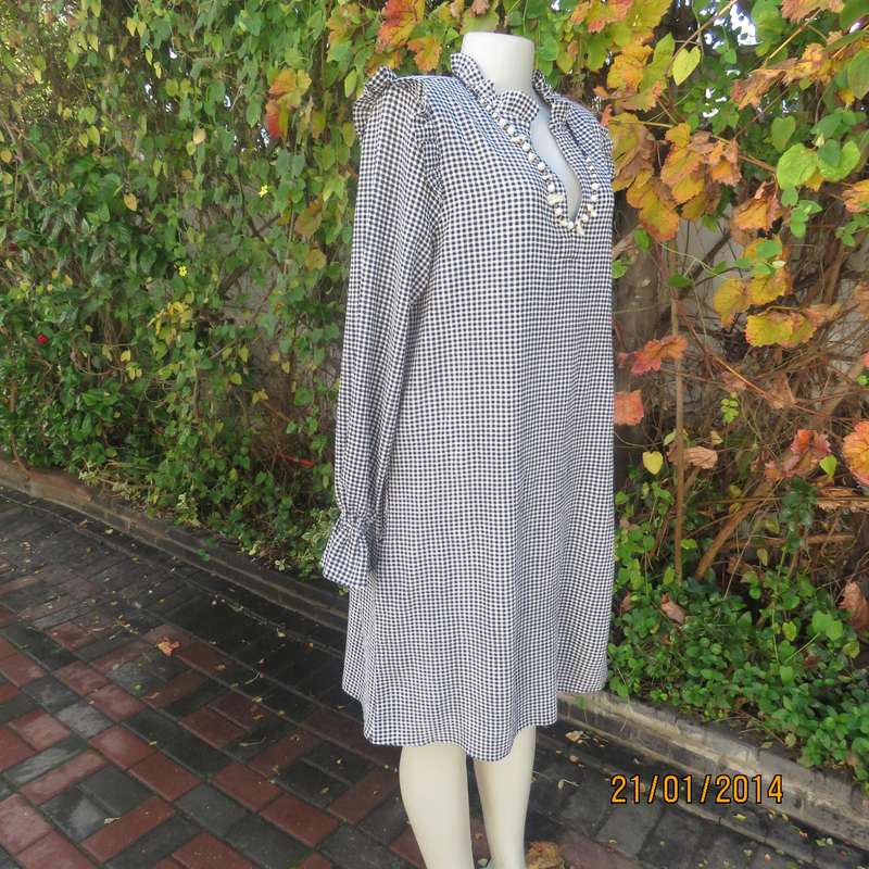 Gingham black-white check size 40 long sleeve stretch viscose dress.