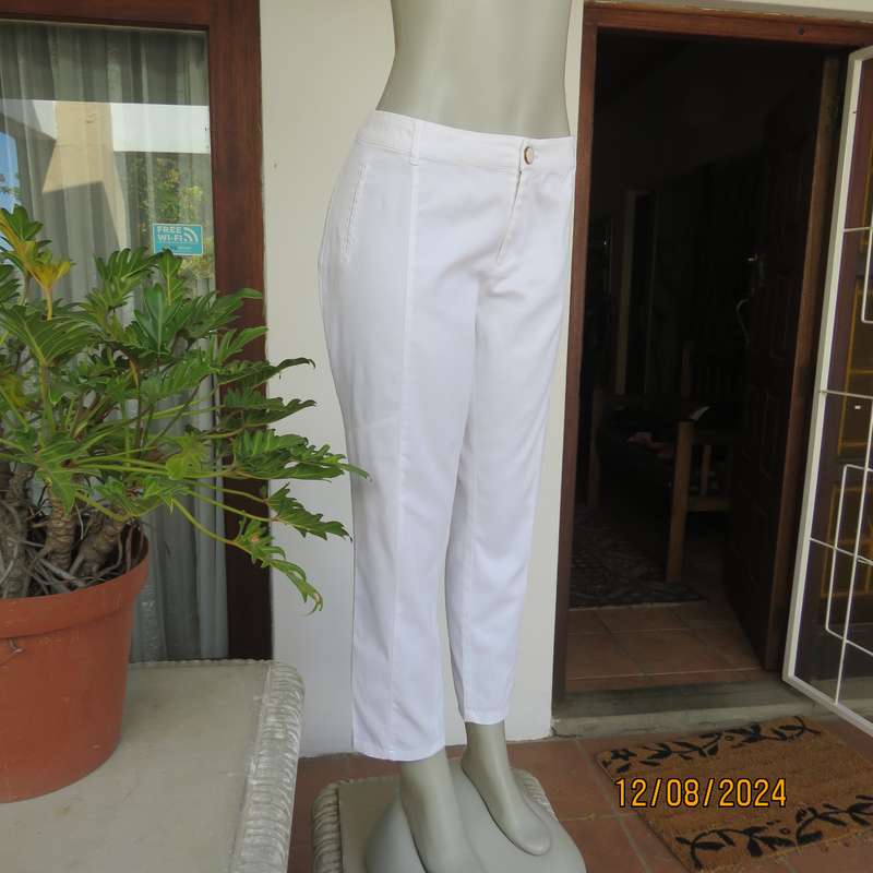 Smart white stretch cotton skinny pants size 40 by OR. One back pocket.Front dummies.