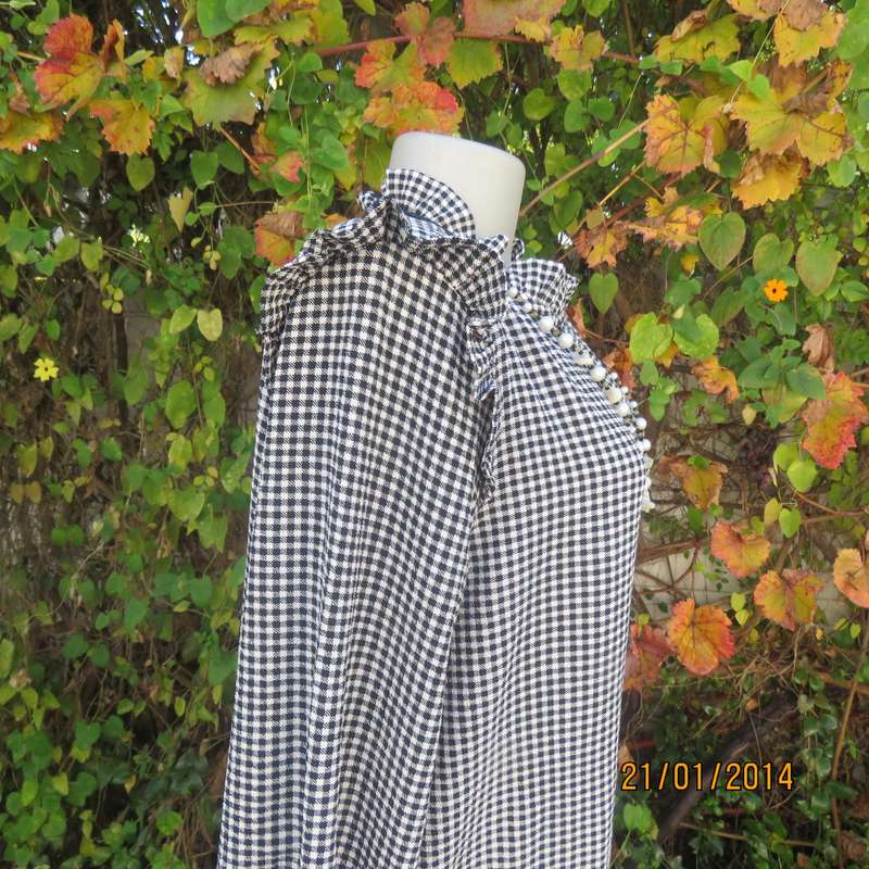Gingham black-white check size 40 long sleeve stretch viscose dress.