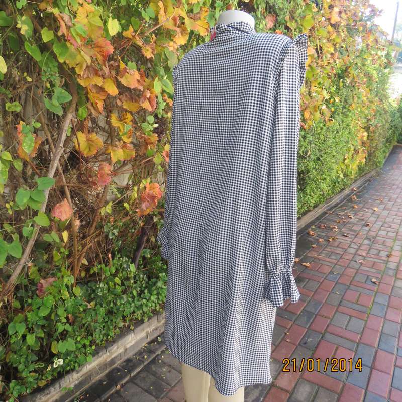 Gingham black-white check size 40 long sleeve stretch viscose dress.