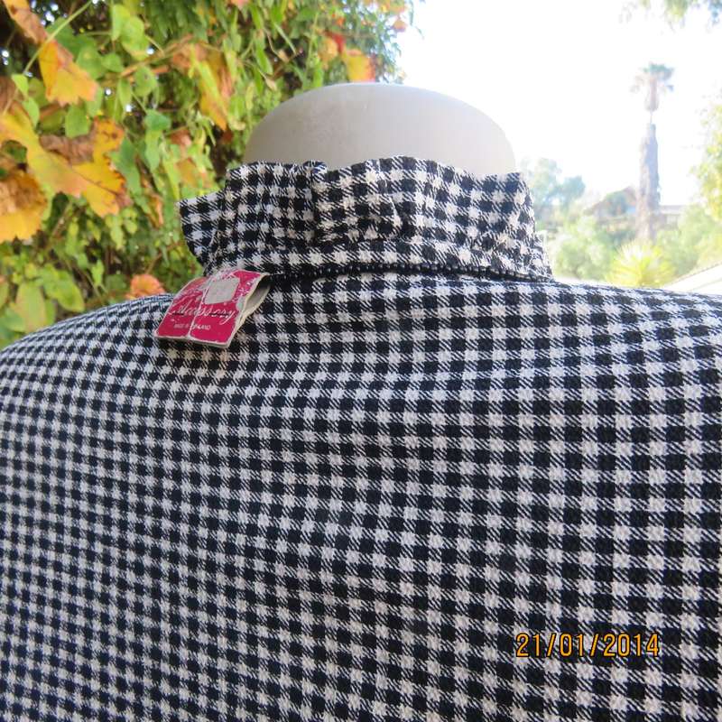 Gingham black-white check size 40 long sleeve stretch viscose dress.