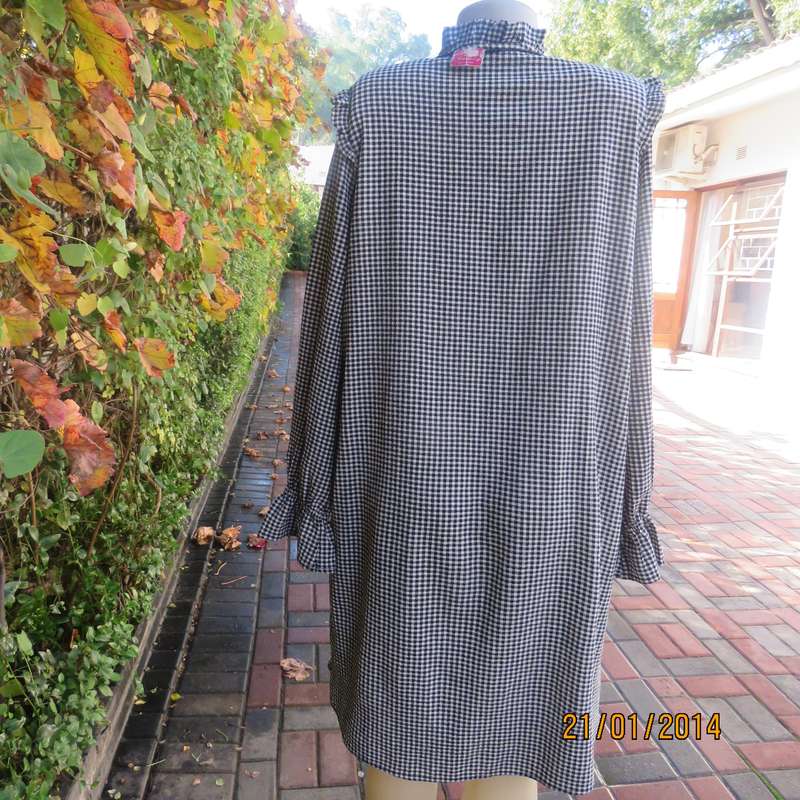 Gingham black-white check size 40 long sleeve stretch viscose dress.