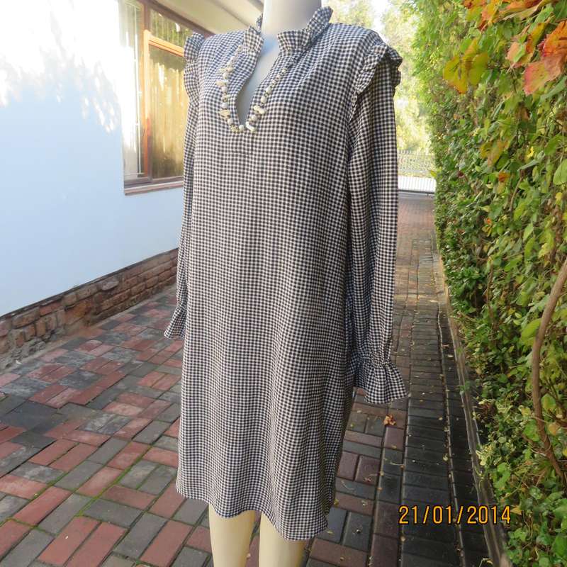 Gingham black-white check size 40 long sleeve stretch viscose dress.