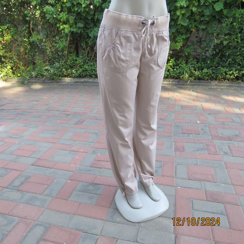 Casual 100%cotton low rise pants size 36. Knitted waistband with drawstring. Pockets front-back.