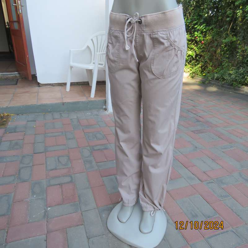 Casual 100%cotton low rise pants size 36. Knitted waistband with drawstring. Pockets front-back.