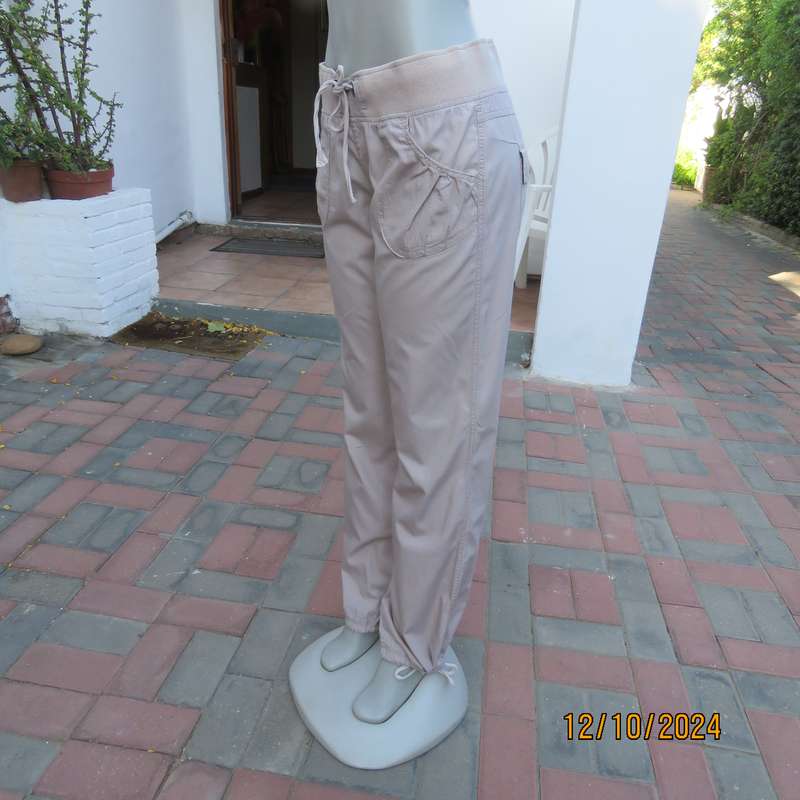 Casual 100%cotton low rise pants size 36. Knitted waistband with drawstring. Pockets front-back.