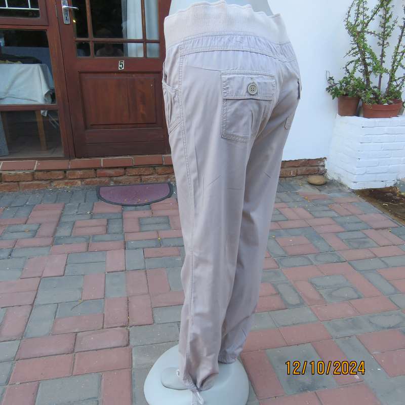 Casual 100%cotton low rise pants size 36. Knitted waistband with drawstring. Pockets front-back.