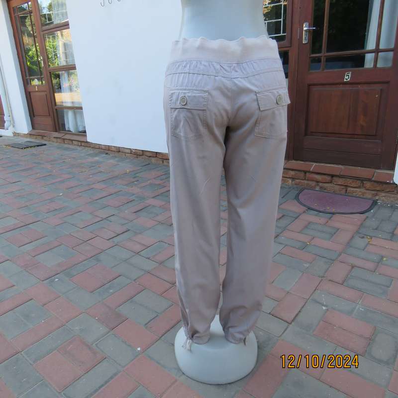 Casual 100%cotton low rise pants size 36. Knitted waistband with drawstring. Pockets front-back.