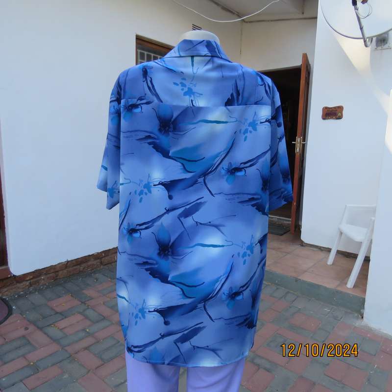 Boutique made short sleeve top in silky polyester. In medley of blues. Open collar.Size 44.As new