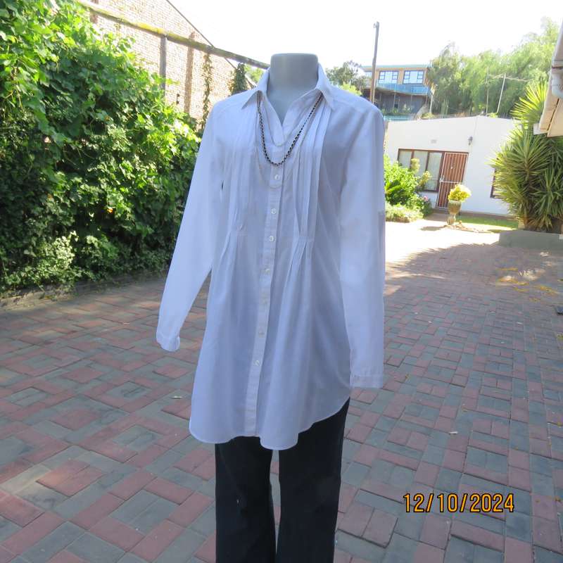NEWS white 100% cotton long sleeve button down top.V front with open collar.Tucking. Size 36. As new