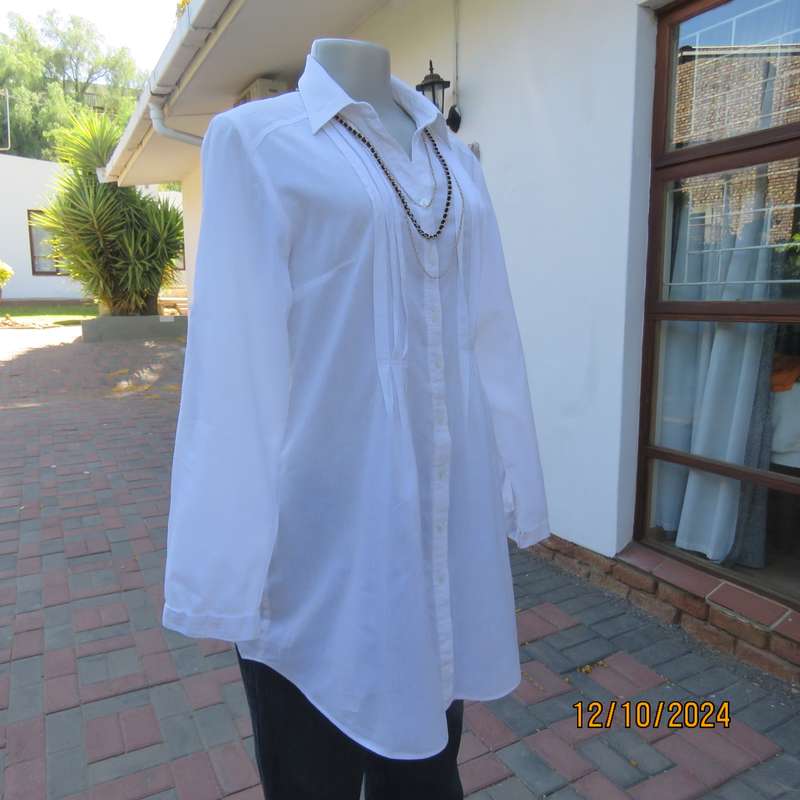 NEWS white 100% cotton long sleeve button down top.V front with open collar.Tucking. Size 36. As new