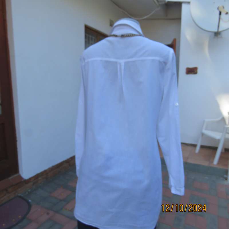 NEWS white 100% cotton long sleeve button down top.V front with open collar.Tucking. Size 36. As new