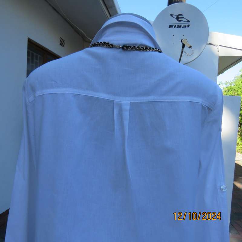 NEWS white 100% cotton long sleeve button down top.V front with open collar.Tucking. Size 36. As new