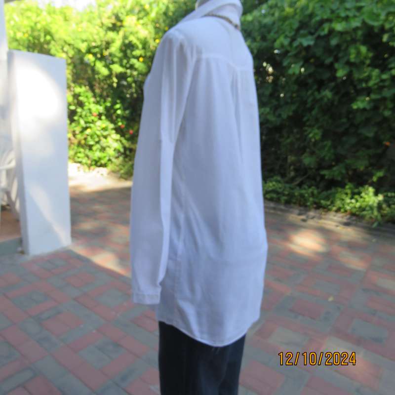 NEWS white 100% cotton long sleeve button down top.V front with open collar.Tucking. Size 36. As new