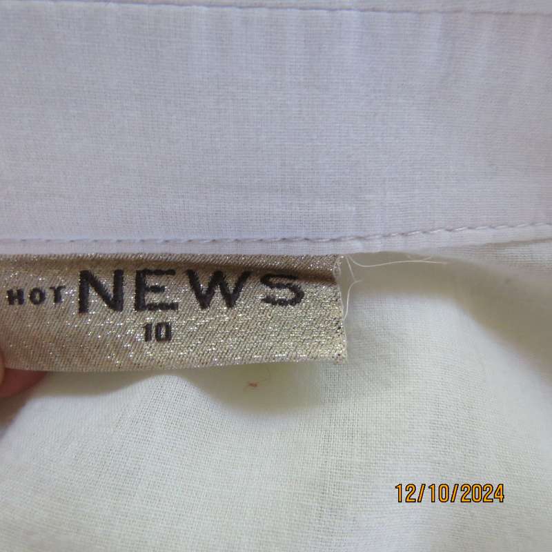 NEWS white 100% cotton long sleeve button down top.V front with open collar.Tucking. Size 36. As new
