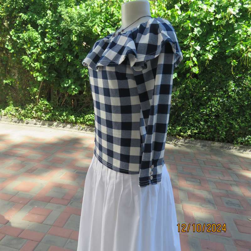 BALADU size 32 polyester stretch navy-white check slip over long sleeve top.Flare elasticated collar