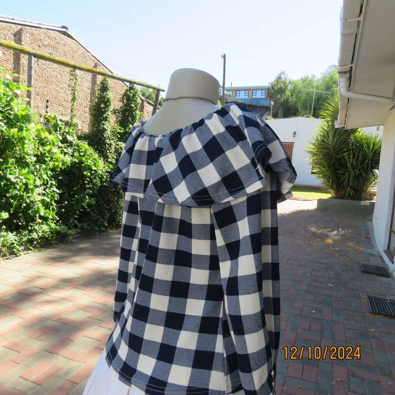 BALADU size 32 polyester stretch navy-white check slip over long sleeve top.Flare elasticated collar