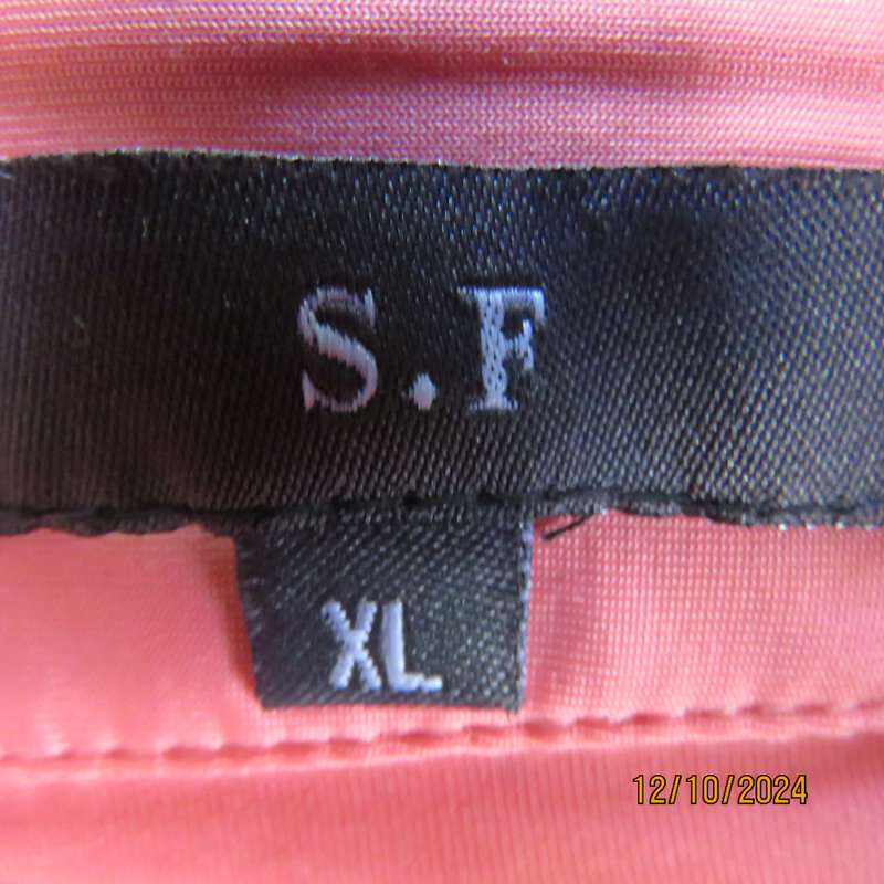 S.F. Clothing top in crimson polyester-elastane. Capped sleeves. Size 36.Vertical gathered.Collar.
