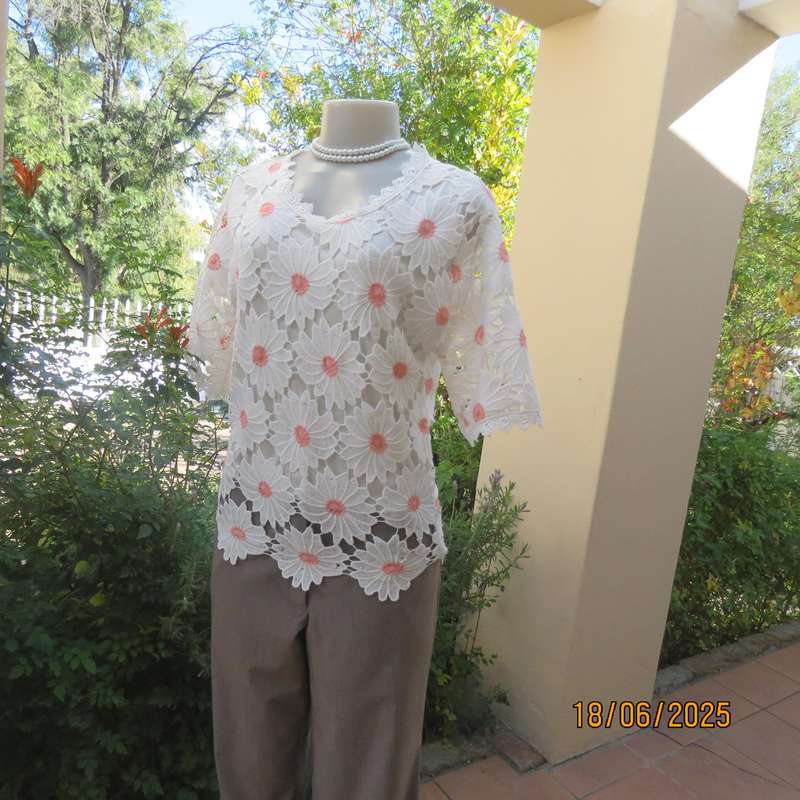PERFECT Fashion white-crimson cotton-acrylic floral lace top. Size 34