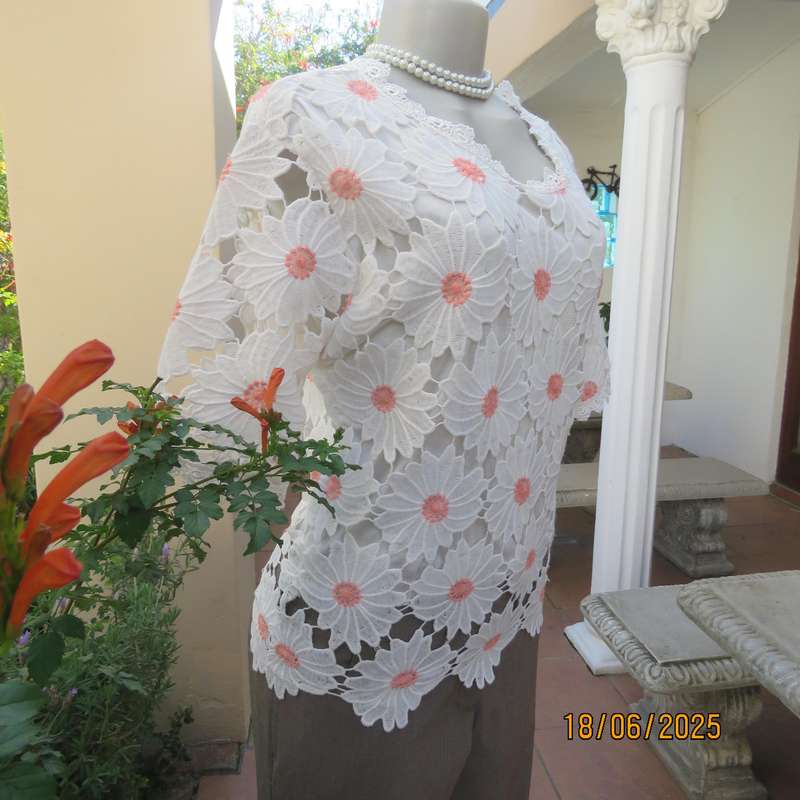 PERFECT Fashion white-crimson cotton-acrylic floral lace top. Size 34